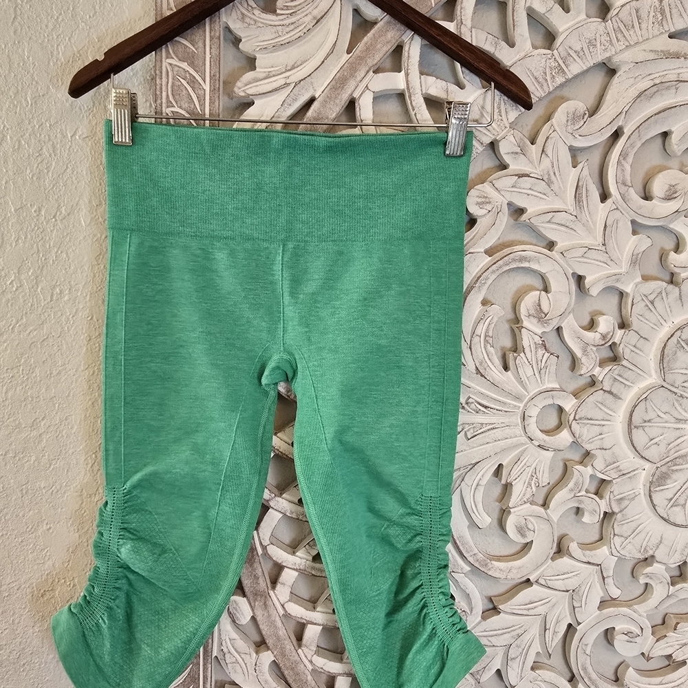 Lululemon Women's In The Flow Crop II Seamless Capri Ruched Hem Green 6